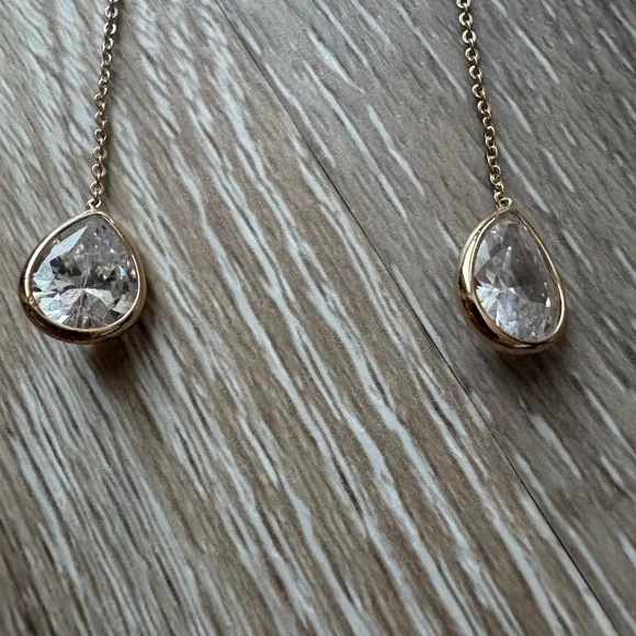 Pair of gold tone dangle earrings with pearls and glass stones - Picture 3 of 5